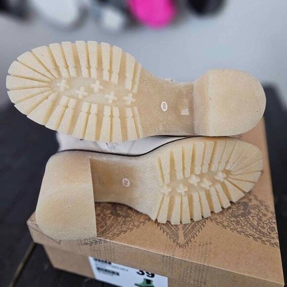 Free People NIB NWT James Chelsea Boots White Leather Rubber Sole Boho Women's - Picture 9 of 9